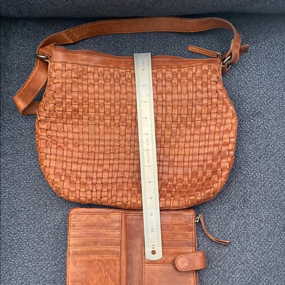 Tan Leather Shoulder Bag and Wallet with Woven Texture - Picture 7 of 9